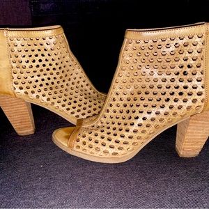 Cute Leather sandal-booties!! Size 7.5
